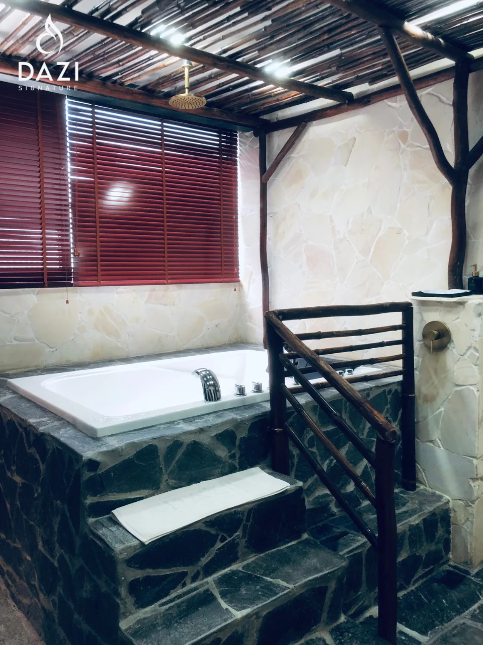 Amazon Room - view 10