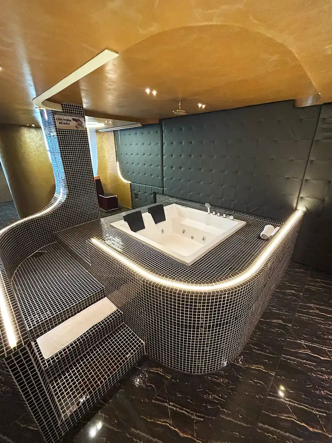 Jacuzzi trong phòng Dazi Signature Ben Thanh