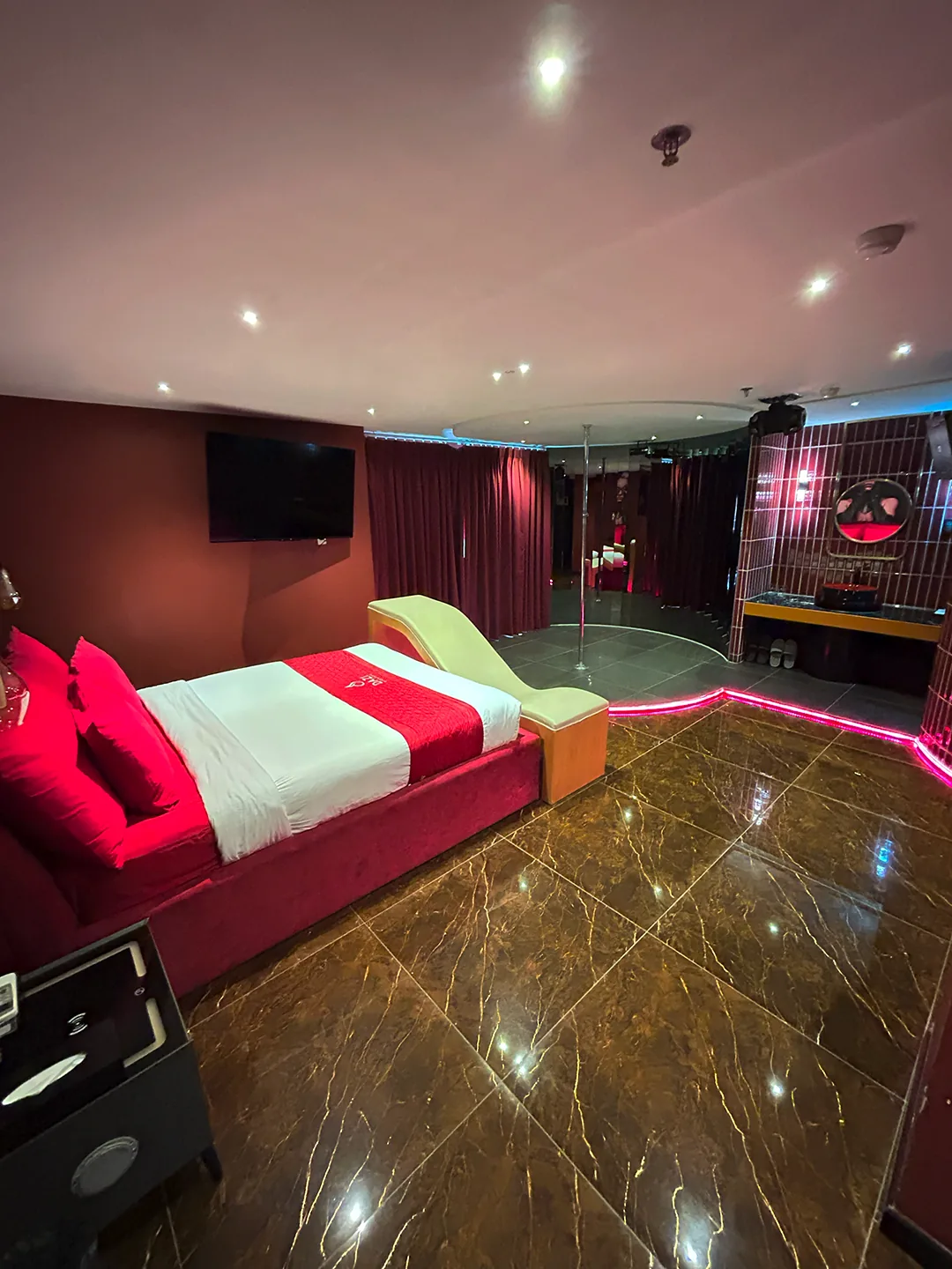 Pole Dance Room tại Dazi Signature Bến Thành