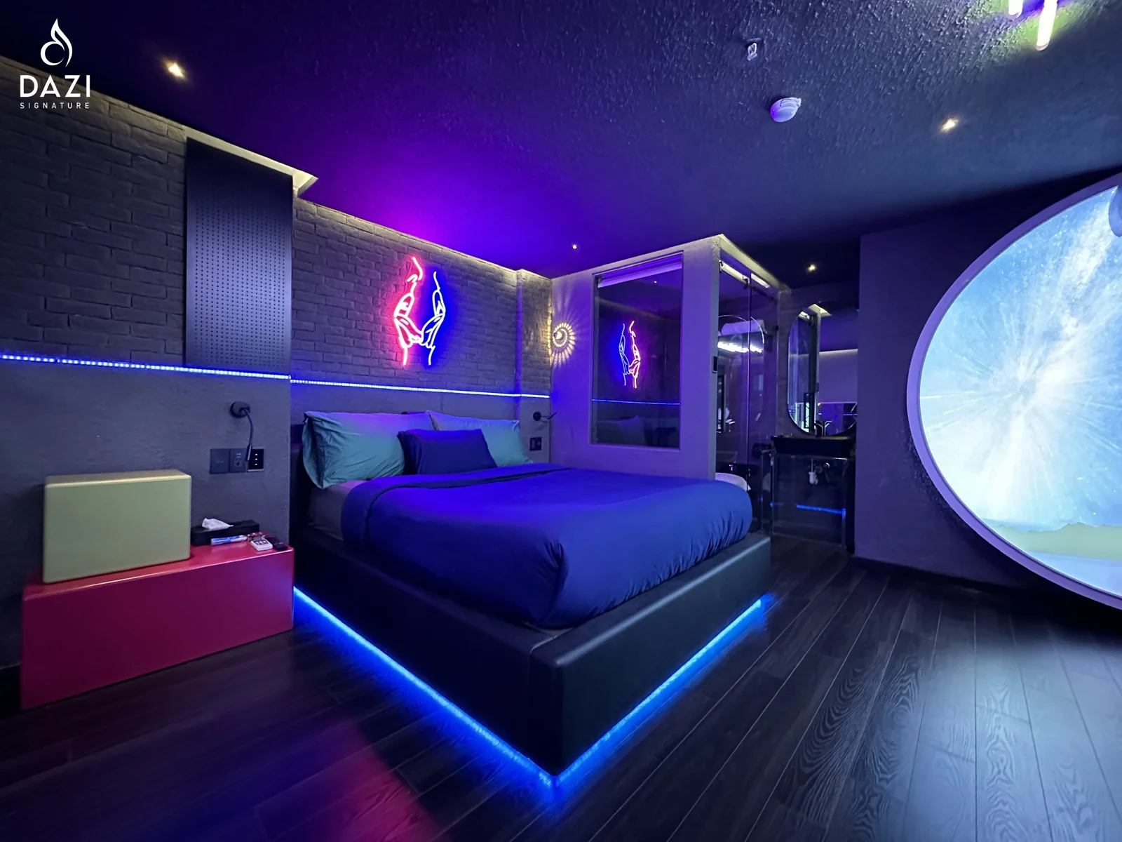 Neon Room - view 5