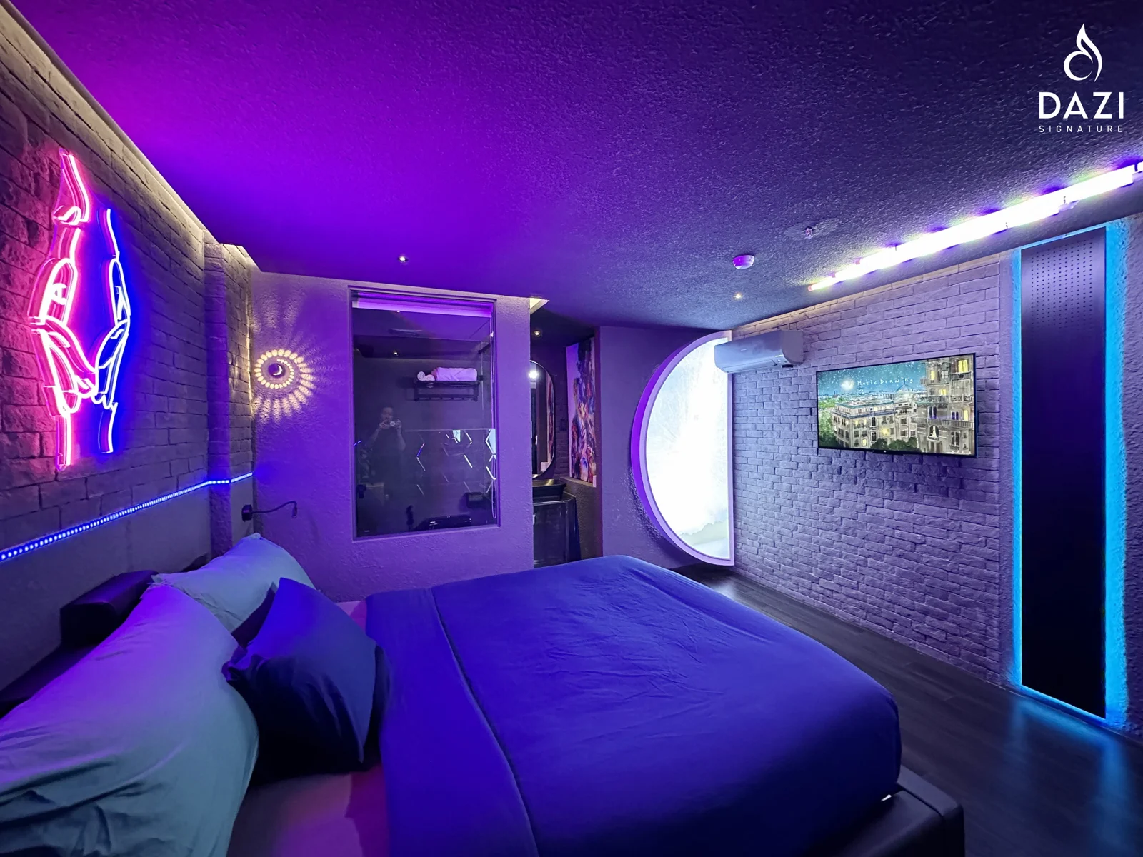 Neon Room - view 6