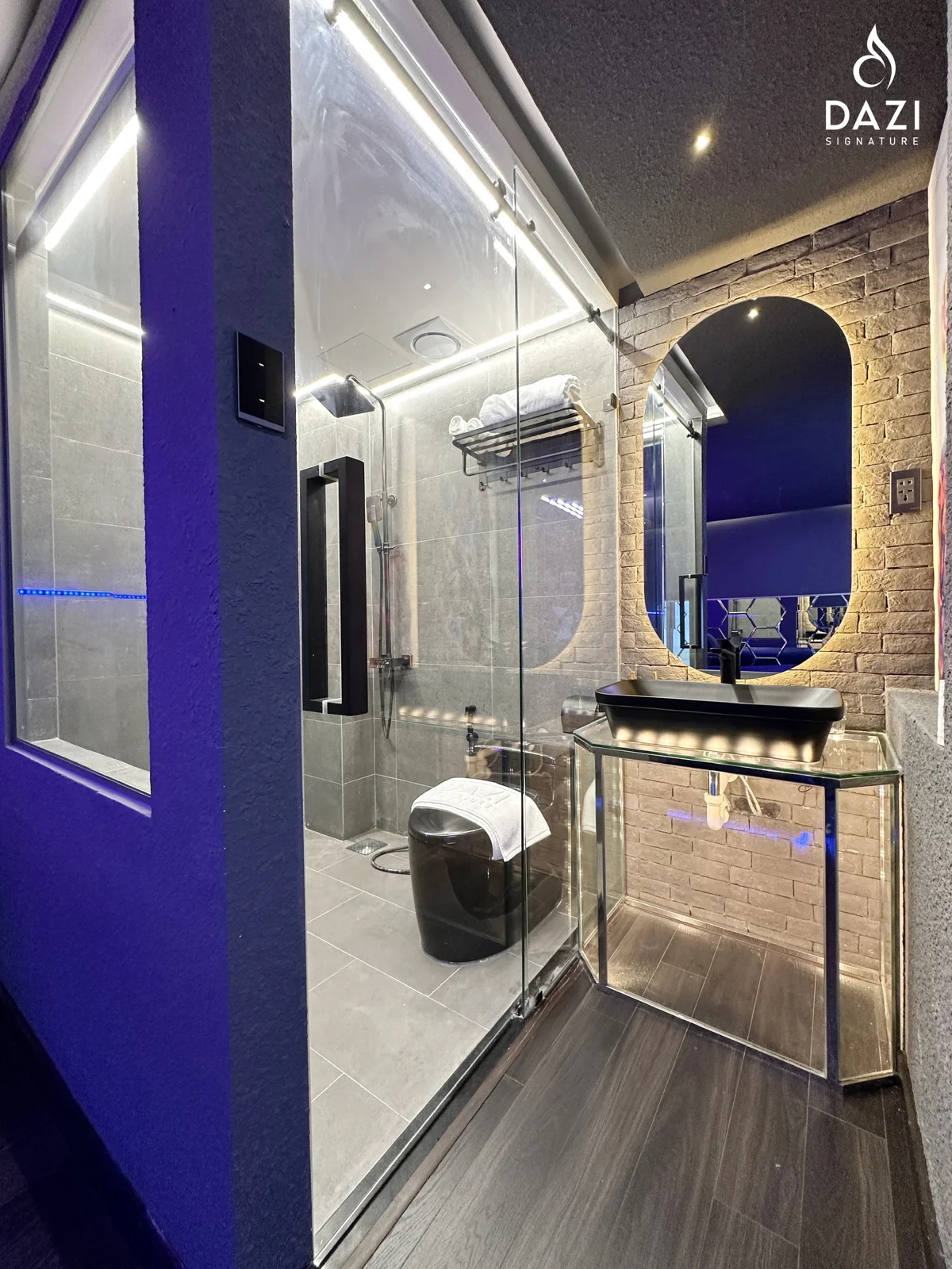 Neon Room - view 7