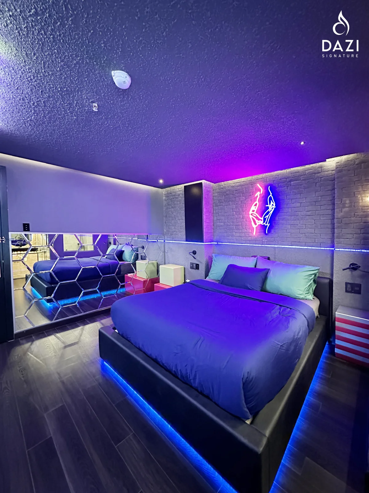 Neon Room - view 9