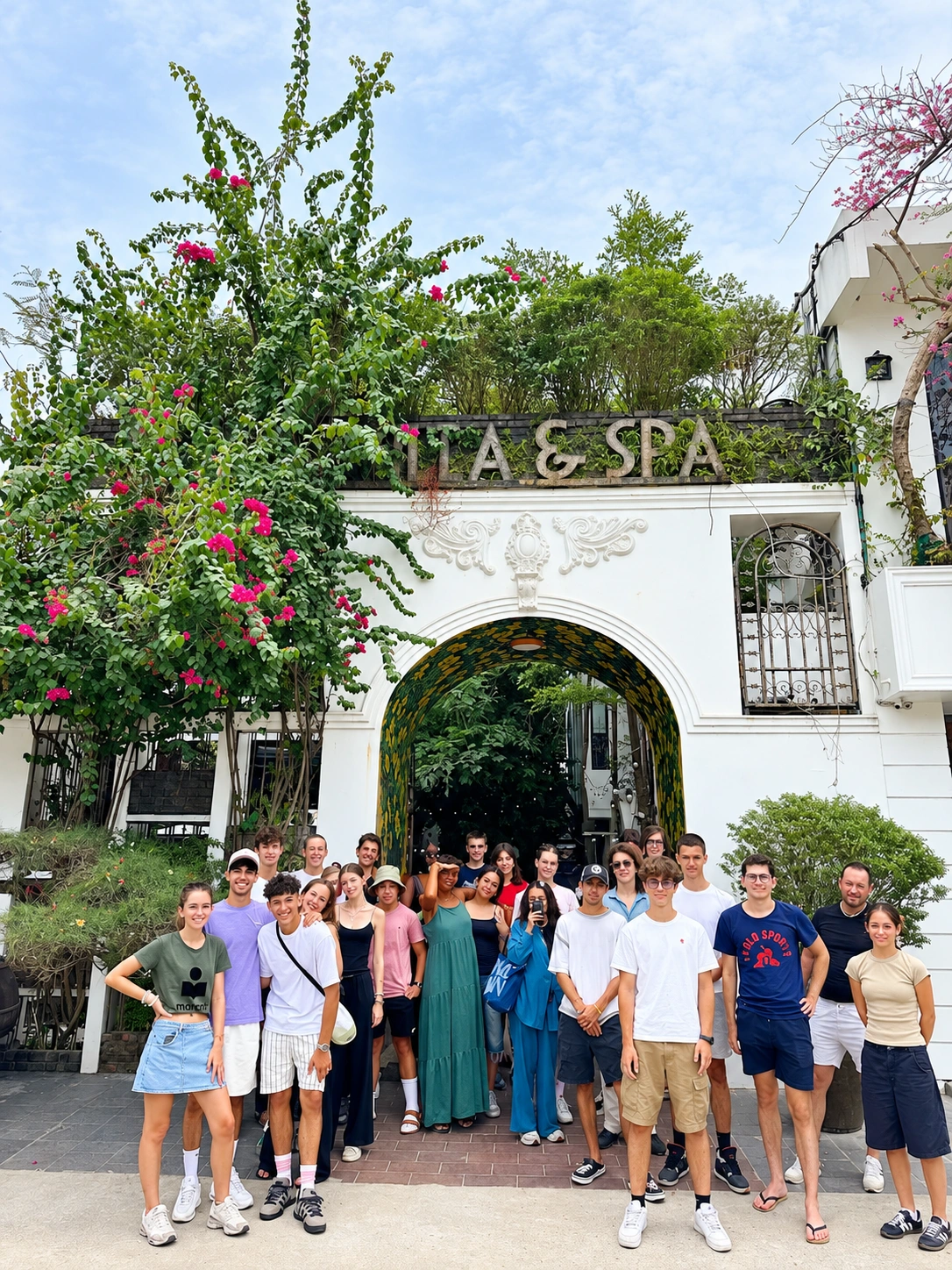 Du khách trước khách sạn Dazi Retreat Hue